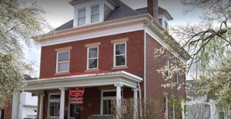 Colonial House on Main - Ligonier - Building