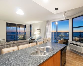 Ocean Promenade Hotel - White Rock
