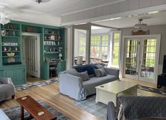 Private & Affordable Charming Custom Ranch In South Woodstock ! Ac And Wifi. - Woodstock - Living room