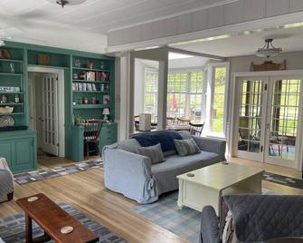 Private & Affordable Charming Custom Ranch In S. Woodstock. March Discounts !! - Woodstock - Living room
