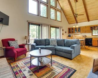 Cabin w/ Deck ~ 3 Mi to Apple Valley Lake! - Mount Vernon - Living room