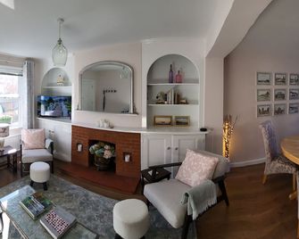 The Happy Cottage - Gorgeous newly renovated home, walk toHenley Town Centre - Henley-on-Thames - Living room