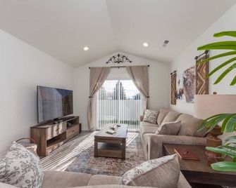 Modern Decor & Style King Bed Wifi With Garage - Spokane Valley - Living room