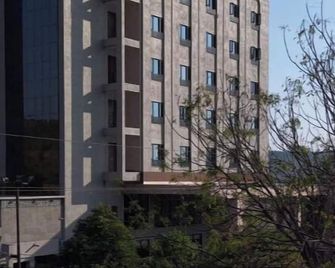 Hariganga's The Lake Attitude - Amrāvati - Building