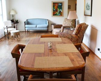 Cozy 4 bedroom, 2 bath cottage for families - wifi and private washer/dryer - Columbus - Dining room