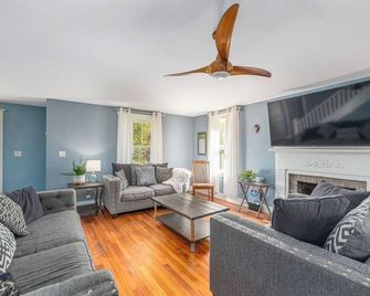 Downtown Favorite! Hot Tub, Firepit, Cozy & Roomy - Hot Springs - Sala de estar