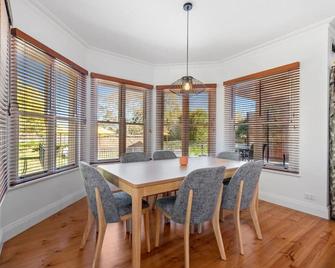 Station House - Pool - on the Bellarine Rail Trail - Drysdale - Comedor