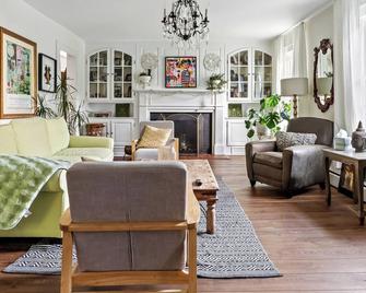 Historic Downtown Berlin Home Dog Friendly Home - Berlin - Living room