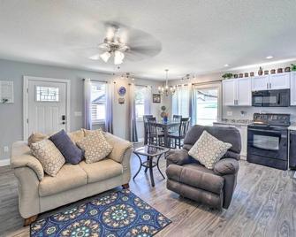 Fort Wayne Getaway - Family and Pet Friendly! - Fort Wayne - Living room