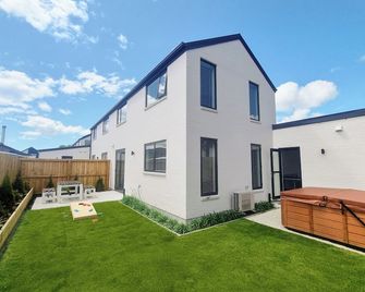 Warm Winter Stay - Spa & Games - Family & Friends - Christchurch - Edificio