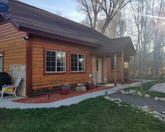 House - 3 Br - 2 Ba - Sleeps 10\n - Yampa - Edificio
