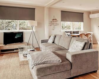 Beachfront Retreat On Revell - Hokitika - Vardagsrum