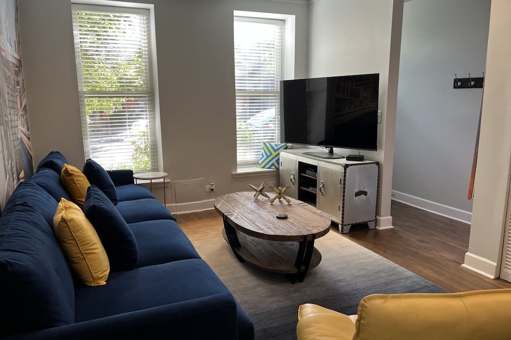Trendy West Town Flat - 2 bed / 1.5 bath w parking - Chicago - Living room