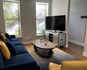 Trendy West Town Flat - 2 bed / 1.5 bath w parking - Chicago - Living room