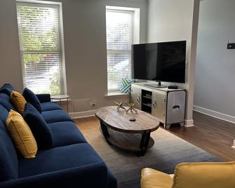 Trendy West Town Flat - 2 bed / 1.5 bath w parking - שיקאגו - סלון