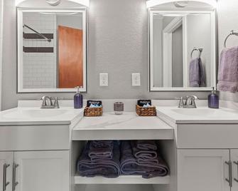 Family Friendly - Pool - Hot Tub - Pets - Wheat Ridge - Baño