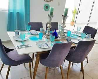 Luxury 3- Story beach house with Rooftop pool & Artisan pizza oven. - Cerro Azul - Comedor