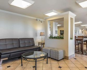 Econo Lodge Inn and Suites Joplin - Joplin