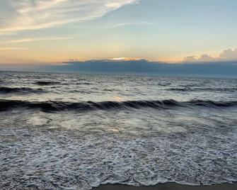 Steps to the beaches of Lake Erie 4BR, 3BA Beautiful House - Dunkirk