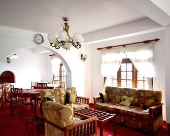 Royal Mount Hotel - Nuwara Eliya - Living room