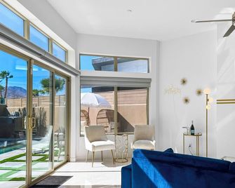 Stunning Modern Oasis w/ Pool, Spa, & Mountain Views! Just 3min to Downtown! - Palm Springs - Living room