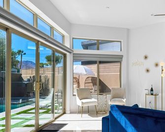 Stunning Modern Oasis - Heated Pool & Spa · Mountain Views · 5min to Downtown! - Palm Springs - Sala de estar