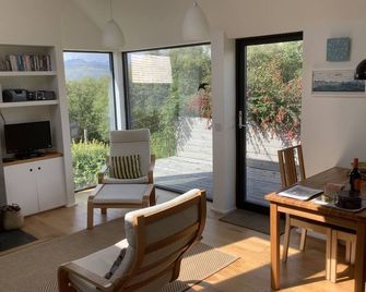 Cosy Modern Cottage, Glorious Sea & Mountain Views. - Isle of Skye - Living room
