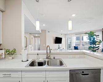 Designer Apt w Jacuzzi Walk To Casino & iMax - Sparks - Kitchen