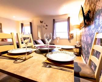 Domus House Studio Apartments in Chester city centre with Free Parking by Rework Accommodation - Chester - Dining room