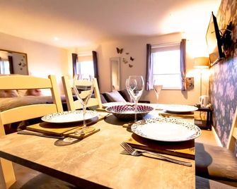 Domus House Studio Apartments by Rework Accommodation - Chester - Dining room