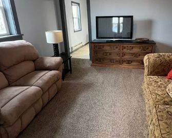 Cozy, convenient vintage 2-bedroom condo - Hinckley - Obývací pokoj
