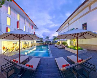 Harris Hotel And Conventions Denpasar Bali - Denpasar - Pool