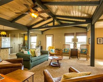 Jamaica Cove Camp great 3/2 Sleeps 6 Canal Home in Jamaica Beach - Jamaica Beach - Living room