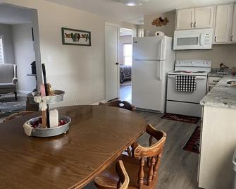The Farmhouse. Quiet, modern. Family Friendly. Short drive to the beach! - Newport - Cocina
