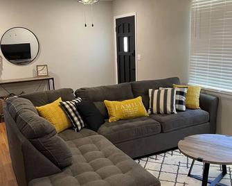 Cozy Modern Farmhouse that Sleeps 8 - Rolla - Living room
