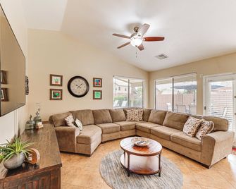 Sunny Maricopa Getaway with Private Pool and Fire Pit! - Maricopa - Sala de estar