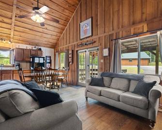 Pet Friendly, Cute Theme Decor, Wi-Fi, Satelite Tv, Hot Tub, Gas Grill - Campton - Soggiorno