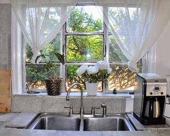 Cozy Carriage House on a Private Historic Estate- one of a kind American gem - Fairfield - Kitchen