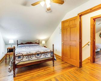 Historic Farmhouse on 7 Acres w/ Stellar View! - Kearney - Bedroom