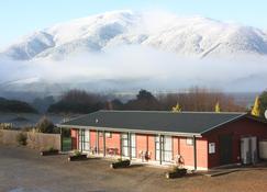 Owen River Tavern & Motels - Owen River - Building