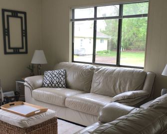 Beautiful cottage on Silver Lake. Great beach property and 10 min. to downtown - Traverse City - Living room