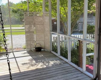 Cheerful 2 Bedroom Cottage on the Inner Banks - Edenton - Balcony