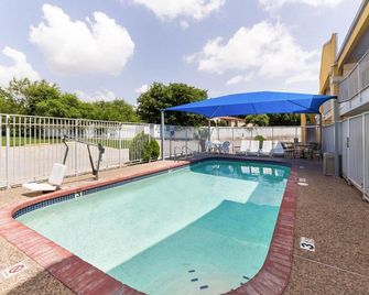 Econo Lodge Inn and Suites Downtown Northeast - San Antonio - Piscina