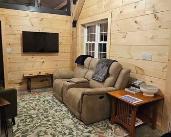 Fen - The Tamaracks - Outdoor Adventures in Northern Maine - Caribou - Sala de estar