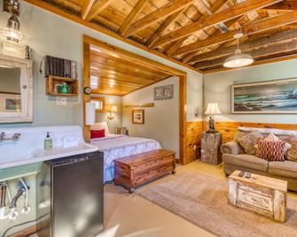 Cozy & Well-Decorated Cabin with Close Beach Access - Dog Friendly - Florence - Bedroom