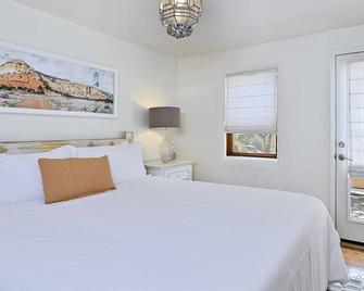 Dos Hermanas Suite 2 | Cozy Downtown | 1br/1ba - سانتا في - غرفة نوم