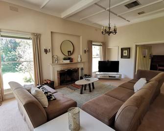 Lake House Benalla- Late Sunday Checkout Available Upon Request - Benalla - Huiskamer