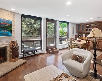 Mountain Views On Main St Aspen. Walk To Everything! Balcony, Gas Fp, Elevator, Covered Parking, Ht - Aspen - Living room