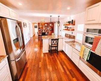 Penrose Retreat! Pet Friendly - Penrose - Kitchen