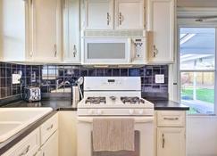 Pet-Friendly Houston Escape with Patio and Grill! - Houston - Kitchen